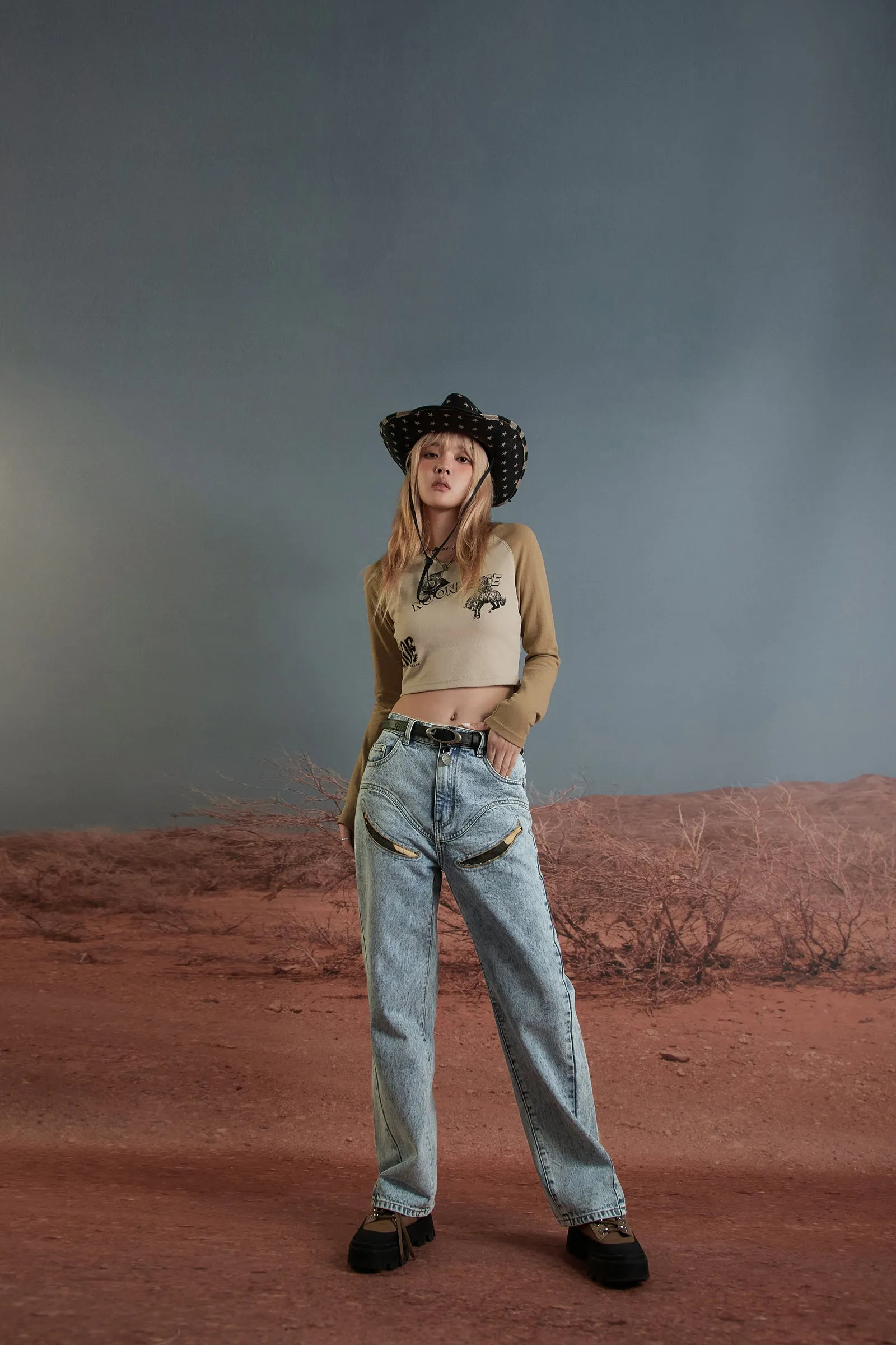 Front Cameo Detail Straight Jeans