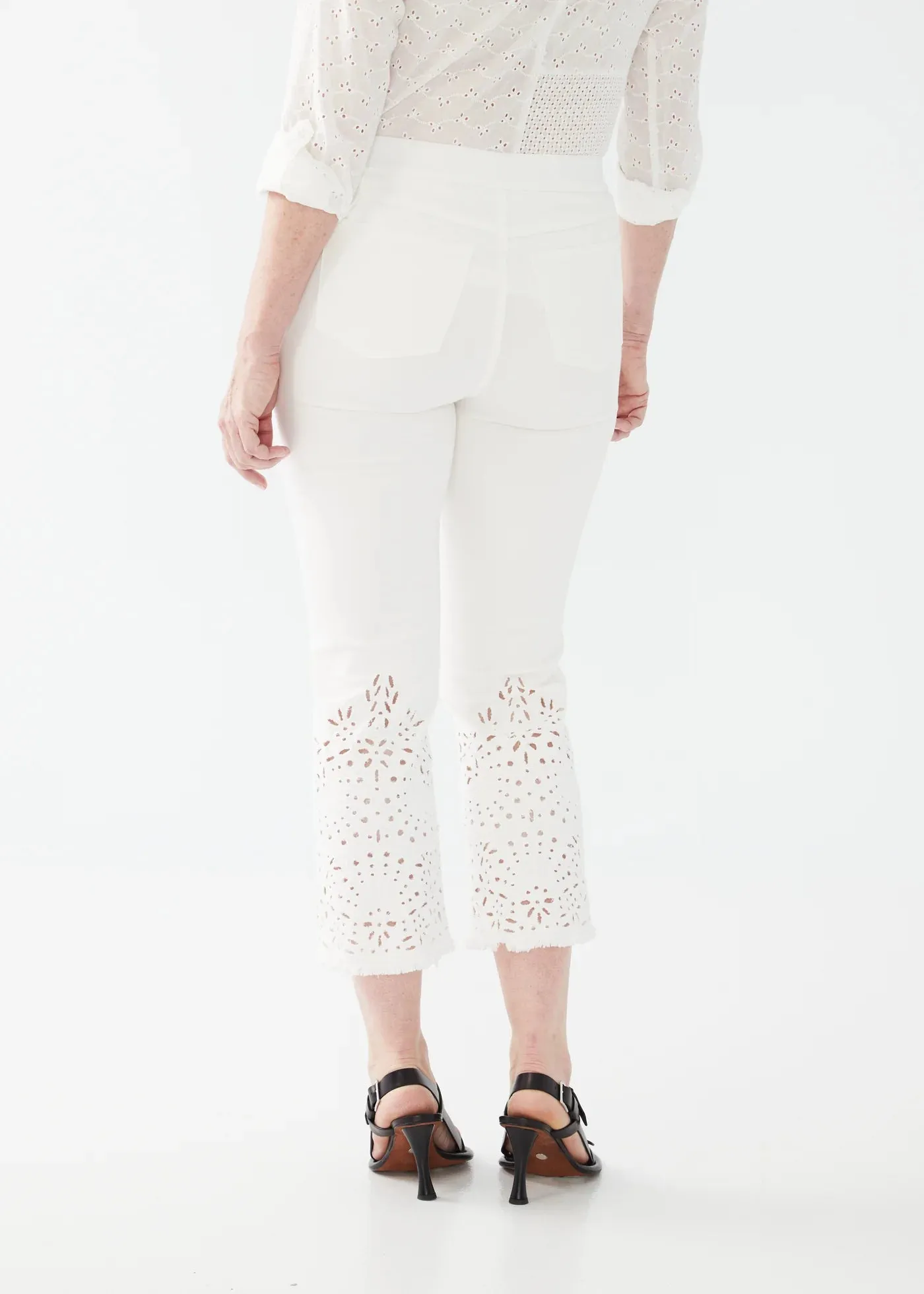 PULL-ON STRAIGHT CROP W EYELET DETAIL