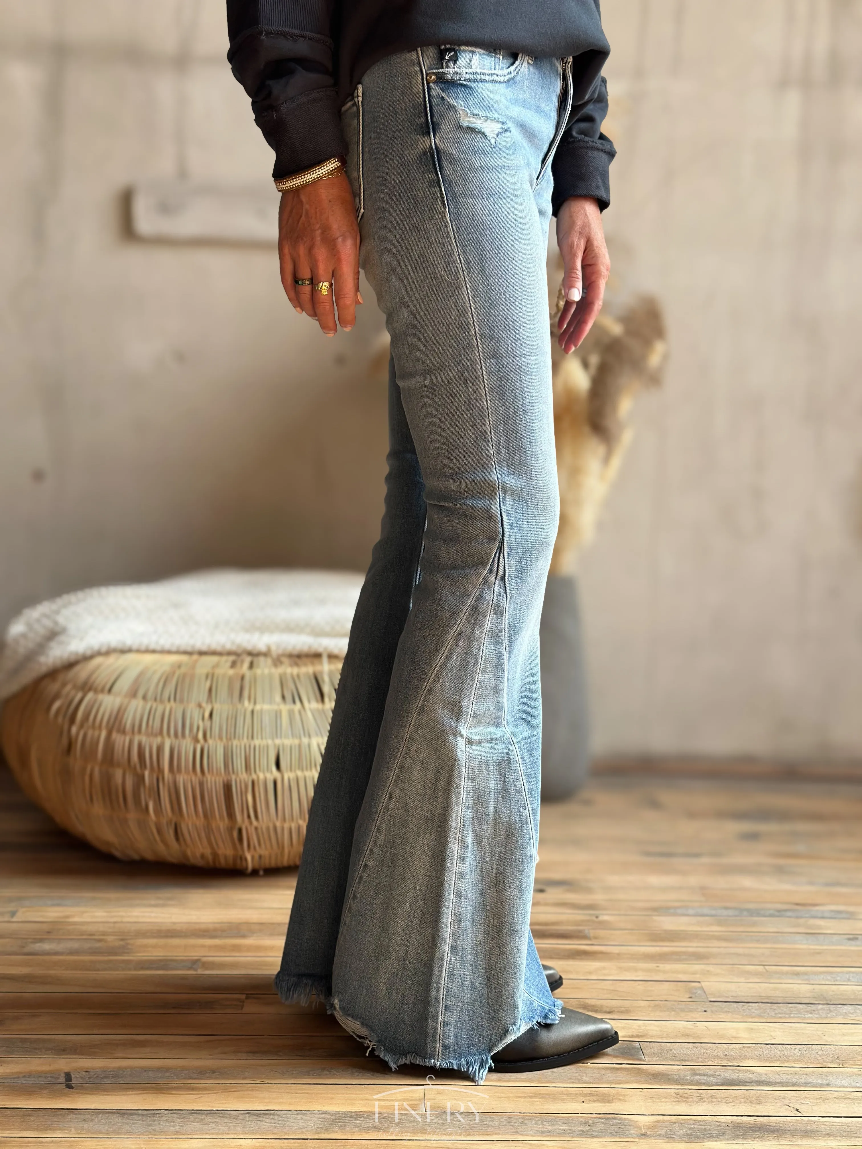 Rose MR Flare Jeans by Kancan