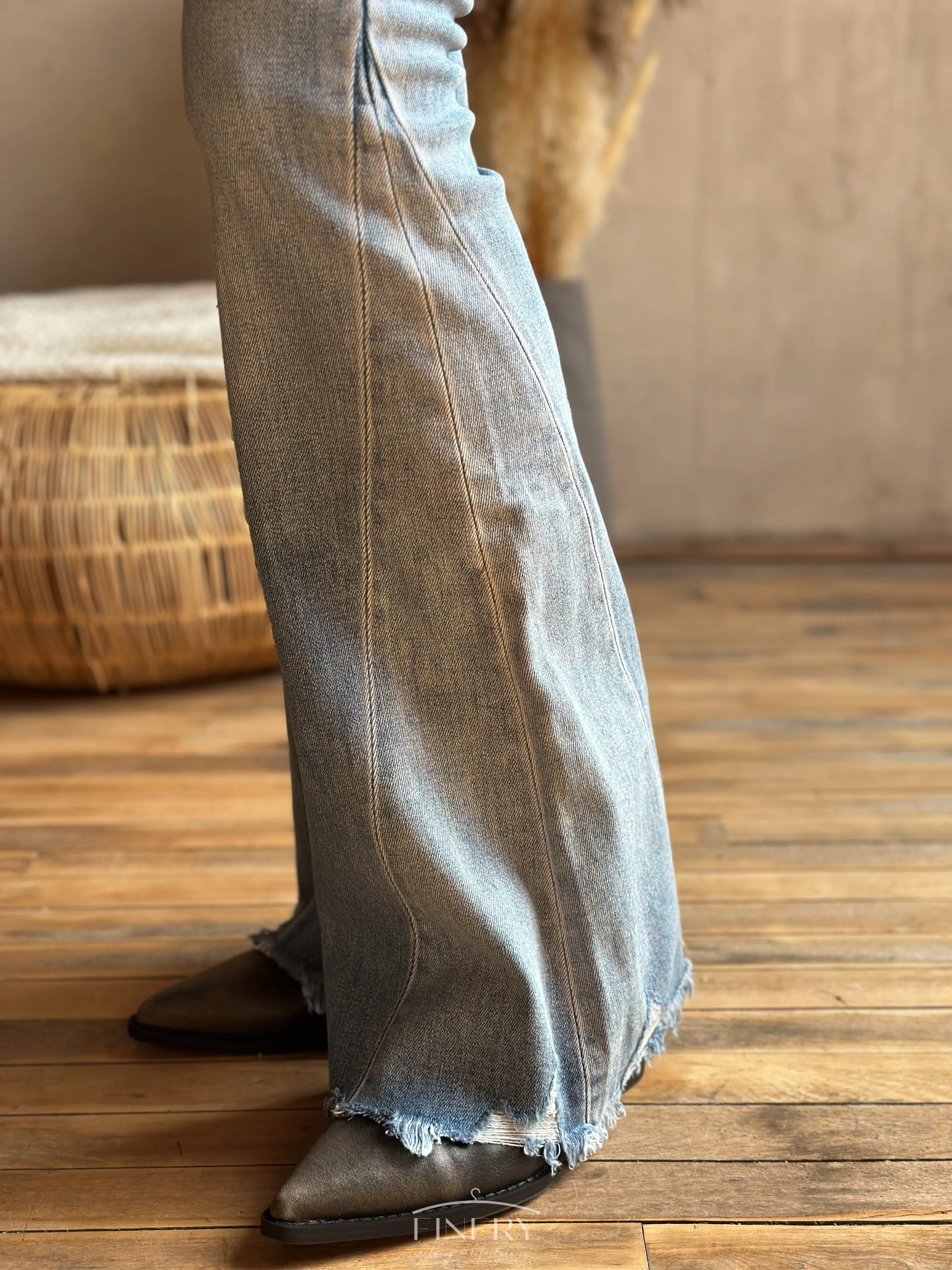 Rose MR Flare Jeans by Kancan