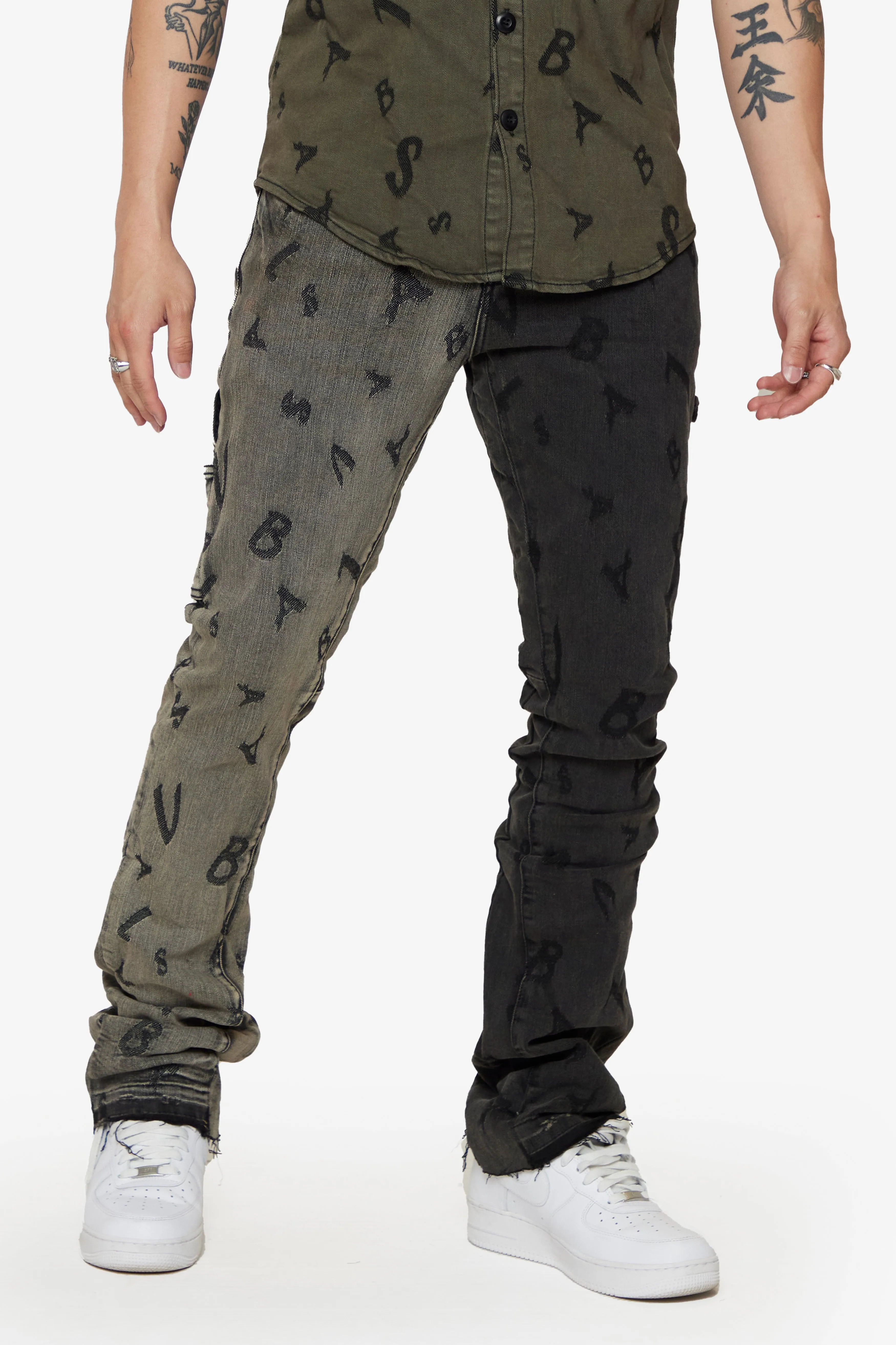 “V-SCRABBLE” LTGREY/MATTE BLACK STACKED FLARE JEAN